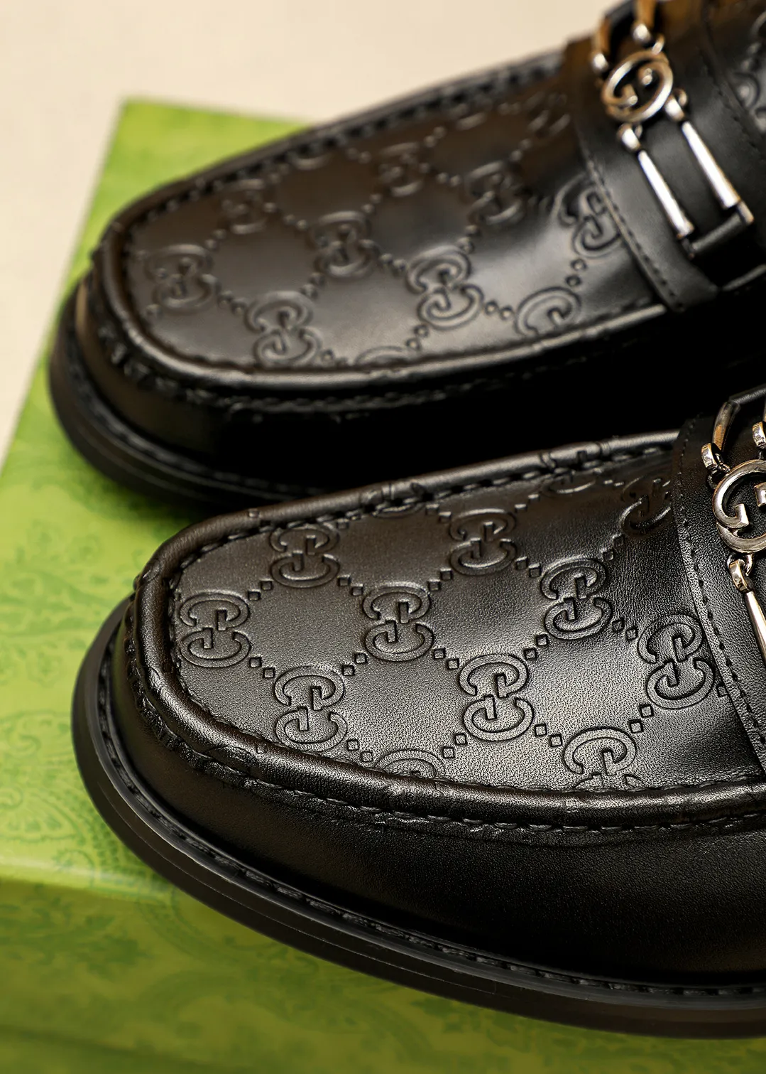 Men's shoes 💰480 💐 Product trademark: GUCCI "Gucci" casual leather shoes Regular size: 38-44 (45.46🉑️customized) Product materials: Selected imported first-layer calfskin embossed upper + luxury hardware buckle, imported water-dyed cowhide leather lining. Strong three-dimensional visual effect, original outsole color: 2 colors available
